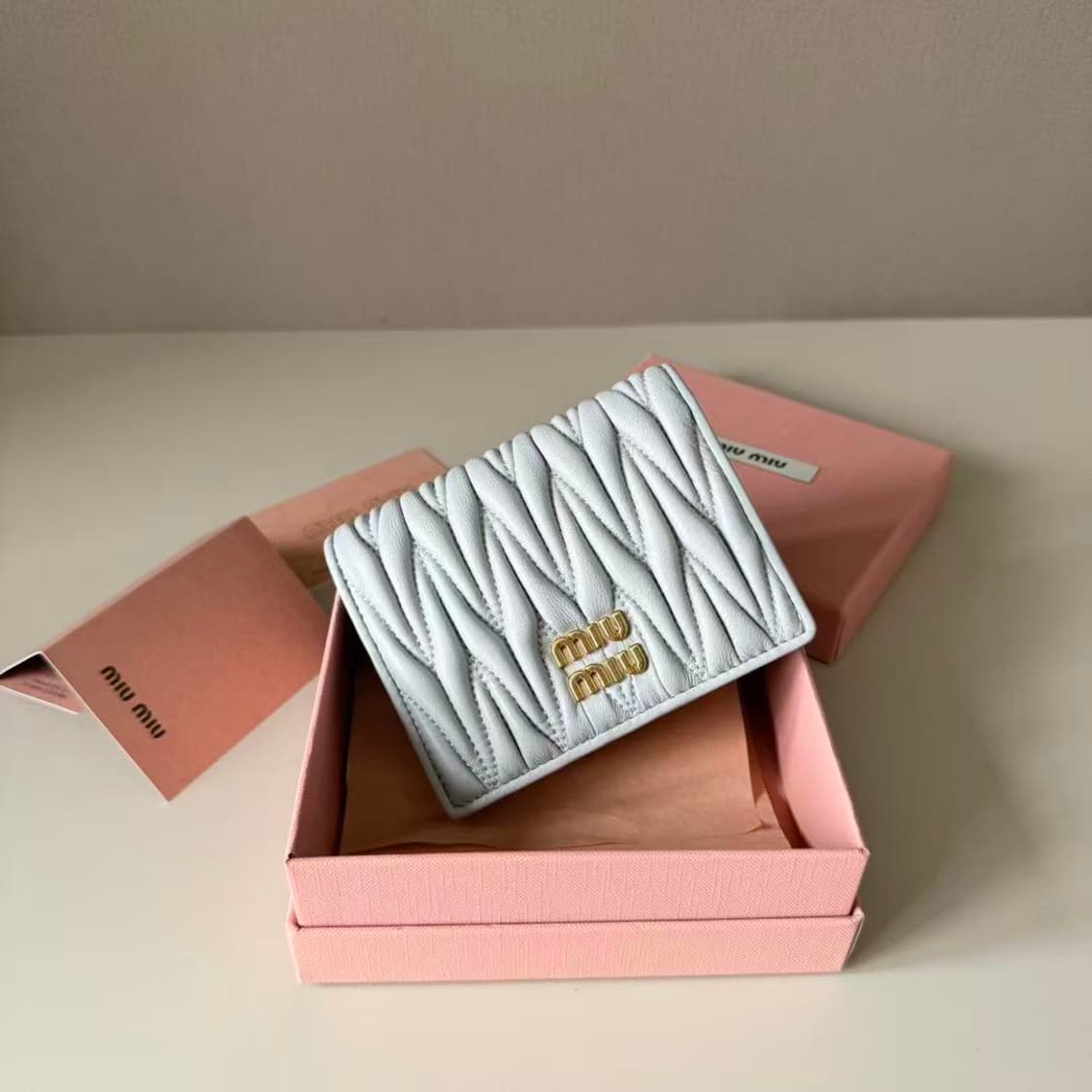 미우 미우 마테라쎄 나파 레더 카드 홀더 화이트 상품이미지2