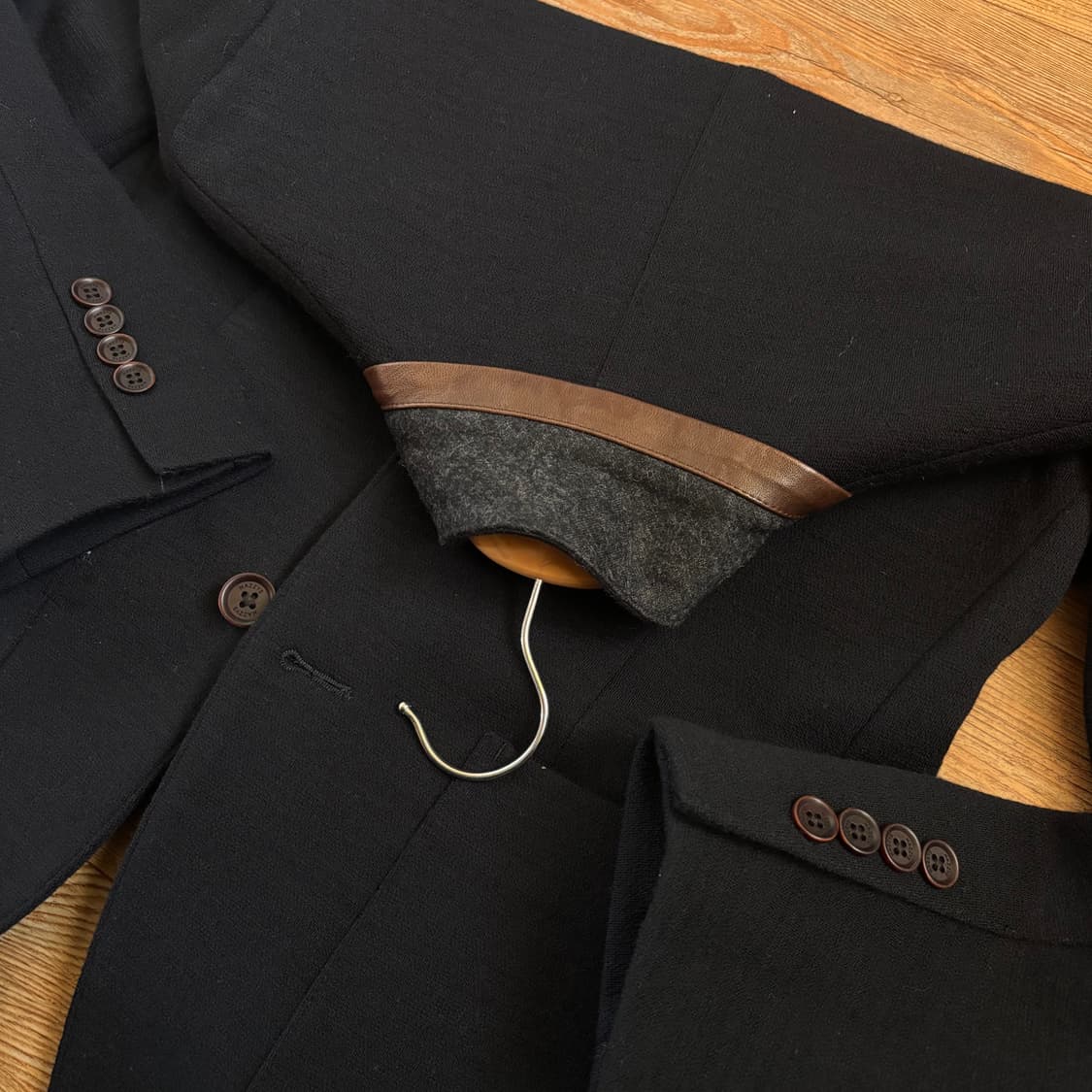 헤지스 슬림 95 자켓 다크네이비 양가죽 디테일 독특한 질감 상품이미지6