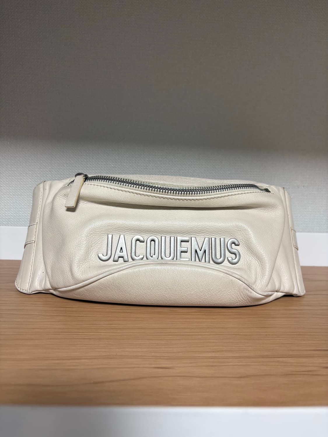 자크뮈스(Jacquemus)의 라 바난(La Banane) 가죽 벨트 백 상품이미지1