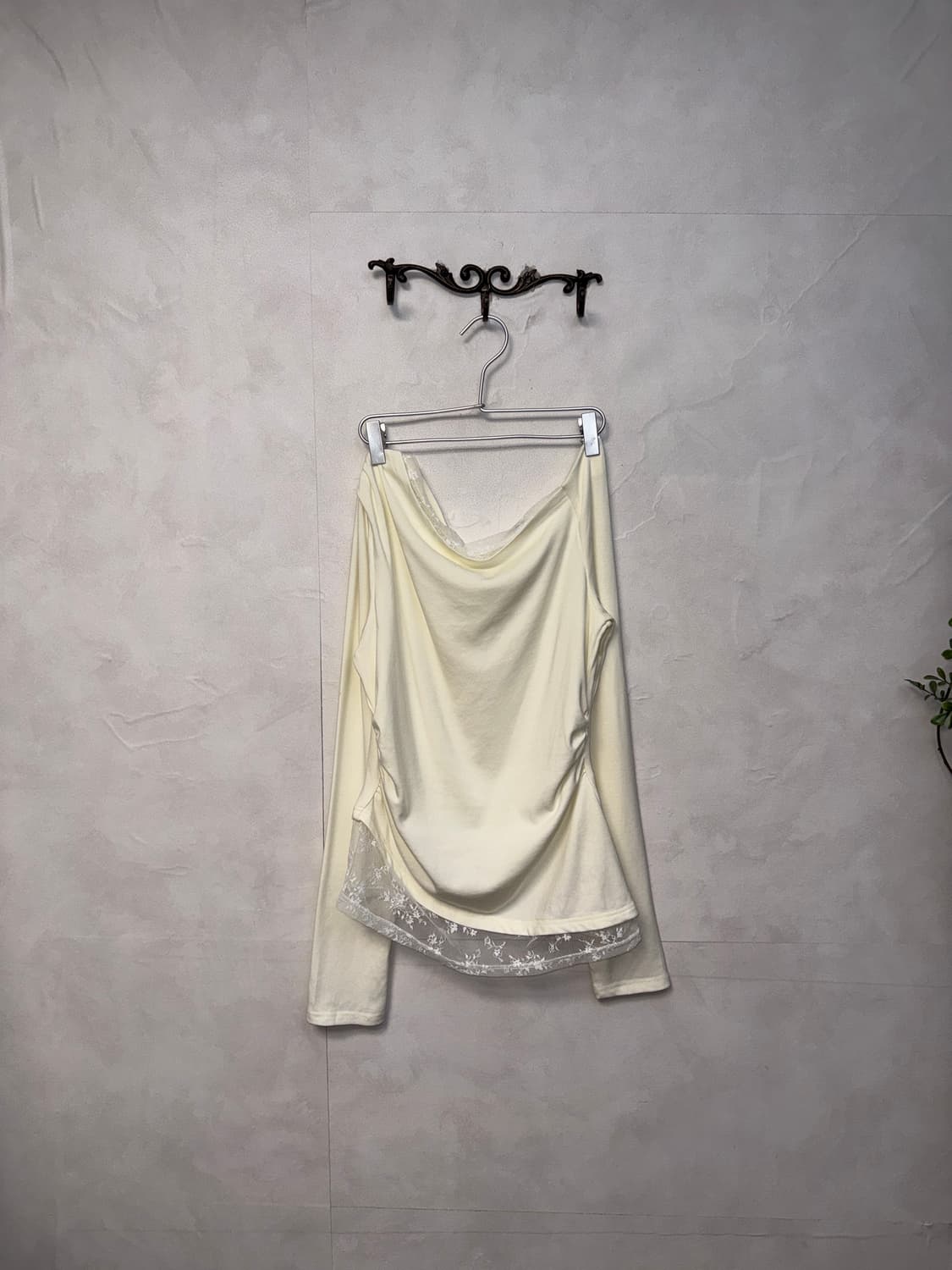 Ivory lace layered shirring 언발 오프숄더 티 상품이미지4