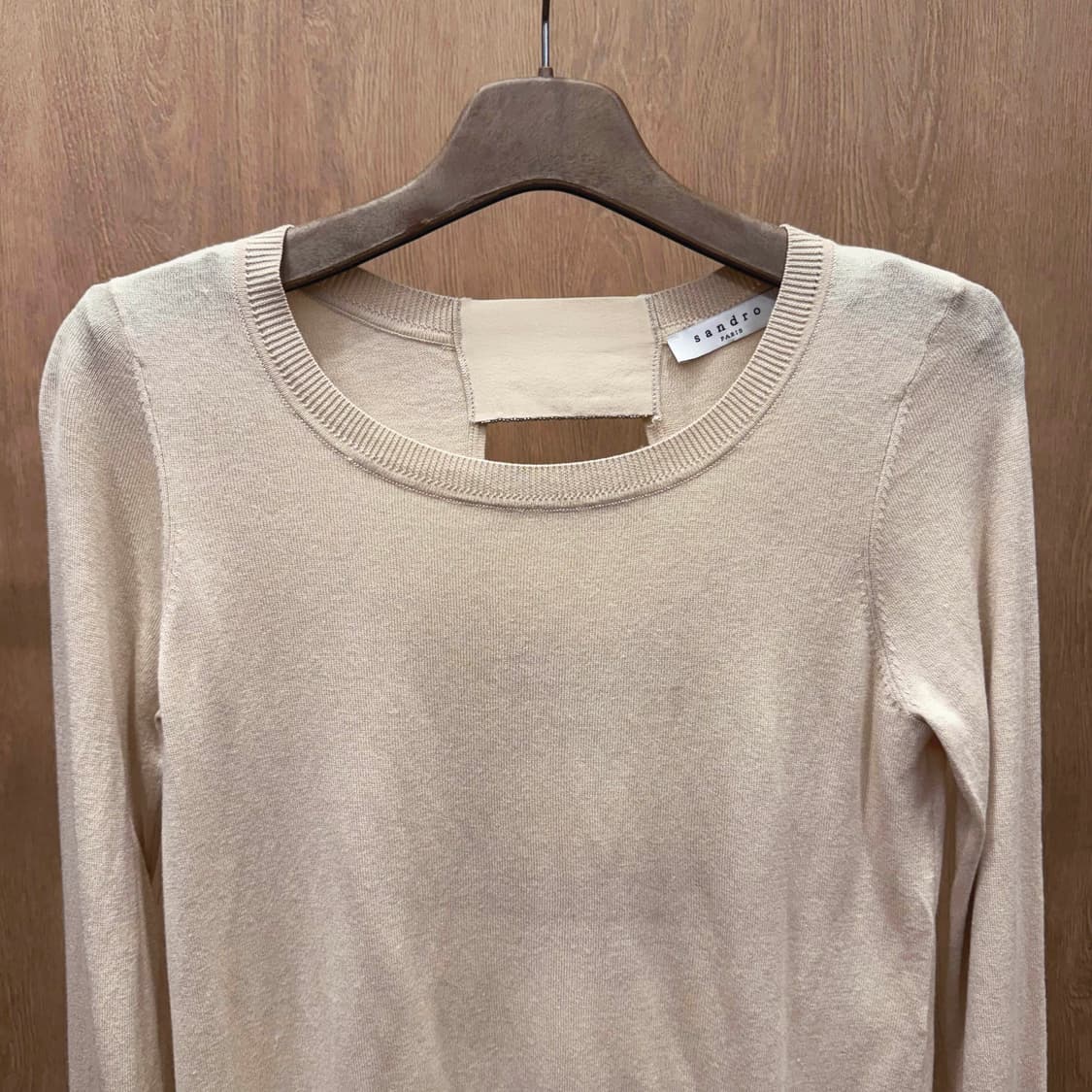 산드로 니트 탑 백 오픈 컷아웃 디테일 라운드넥 슬림핏 베이지 상품이미지4