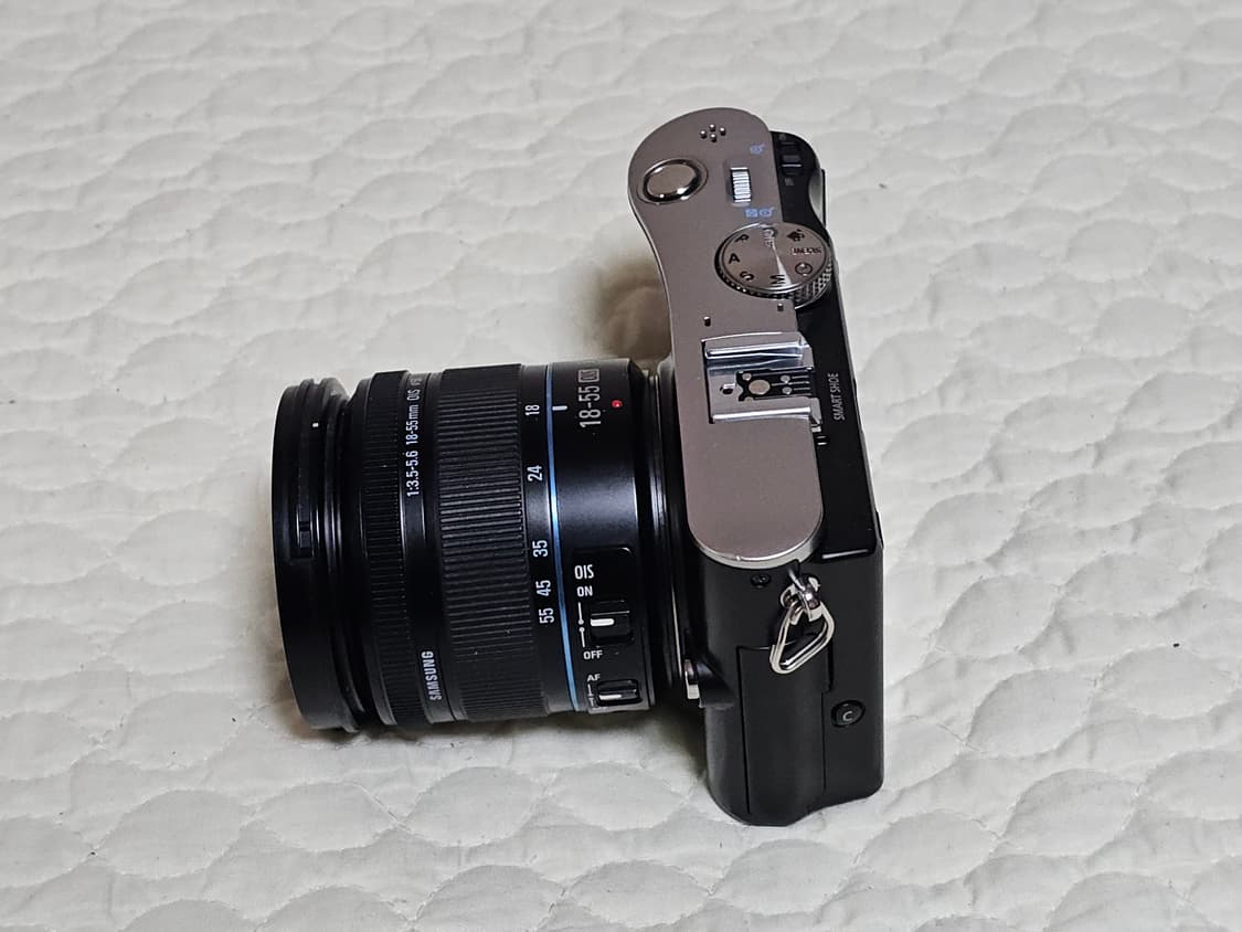 삼성 NX100 미러리스 카메라와 18-55mm 렌즈 상품이미지4
