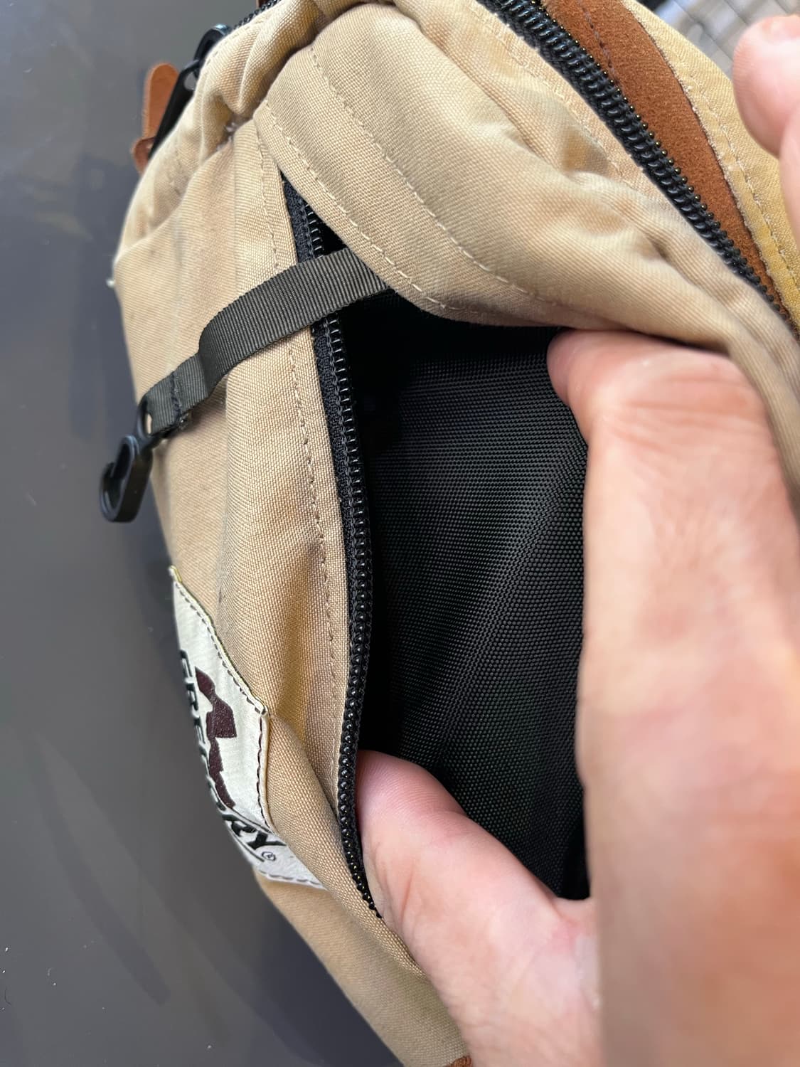 그레고리 구형 로고 카프드 파우치 상품이미지3