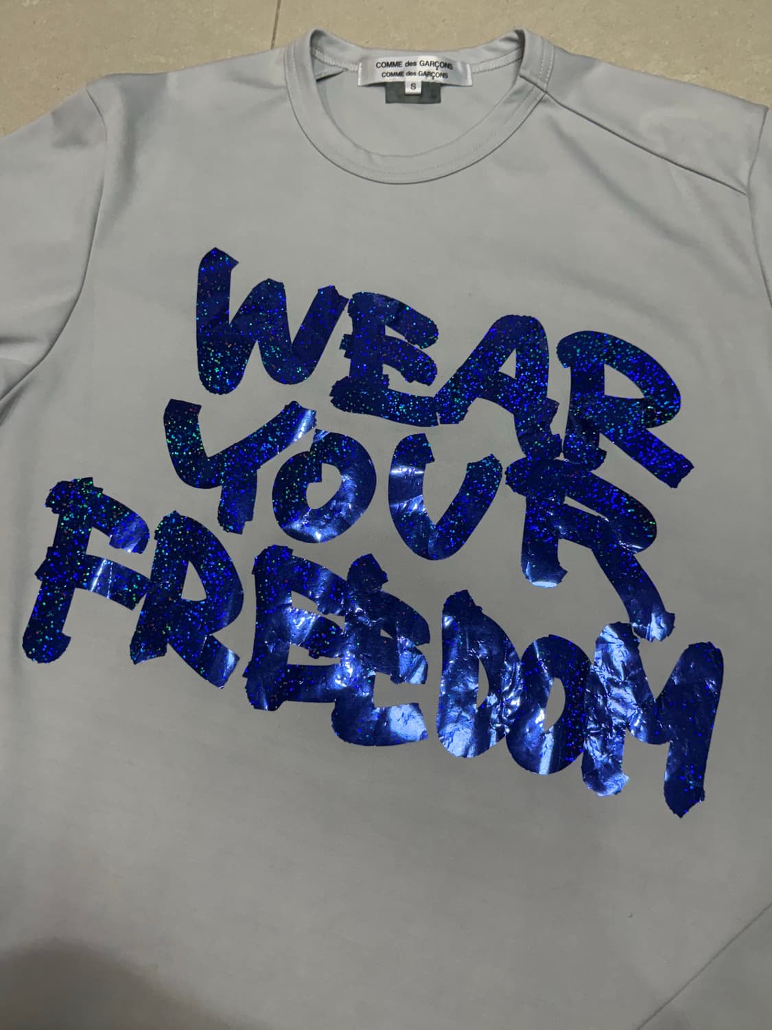 2024 꼼데가르송 네 자유를 입어 글리터 절개 디테일 롱슬리브 티셔츠 상품이미지2