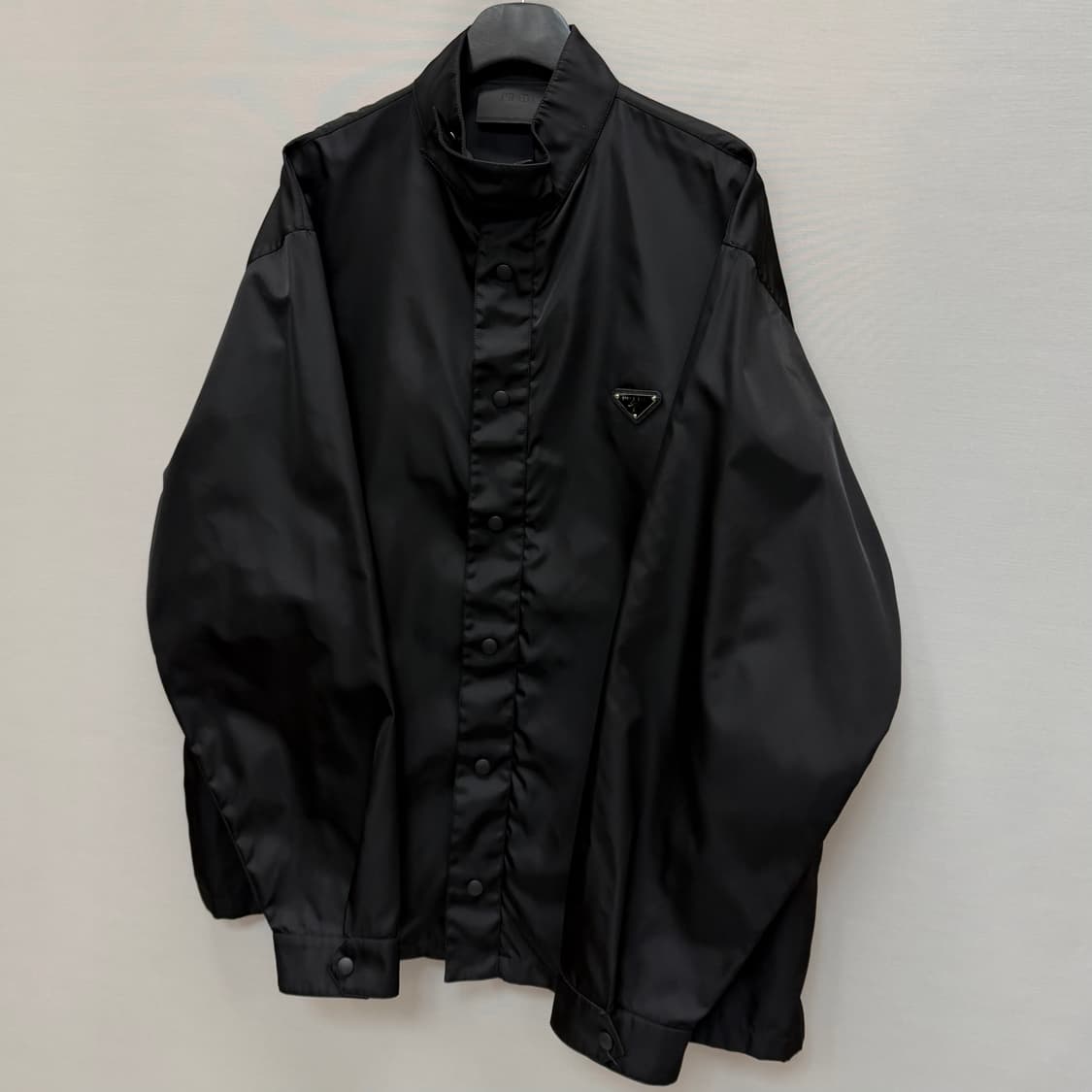 프라다 리나일론 삼각로고 셔츠 자켓 (110)  상품이미지4