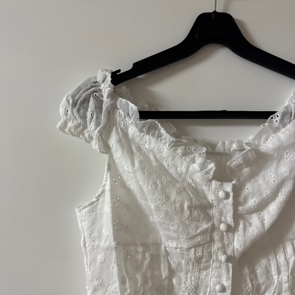 새상품 여자 펀칭 오프숄더 콩단추 블라우스 상품이미지2