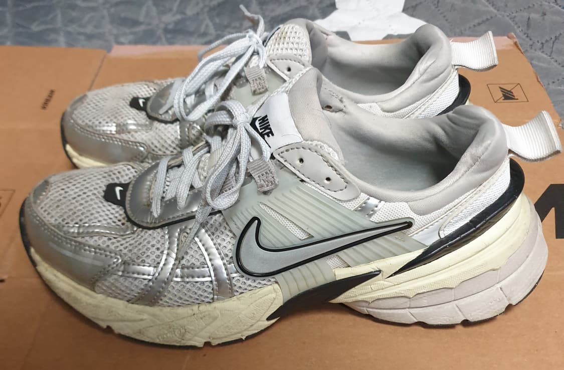 나이키 V2K 런 서밋화이트 메탈릭실버 스니커즈 (240) 상품이미지2