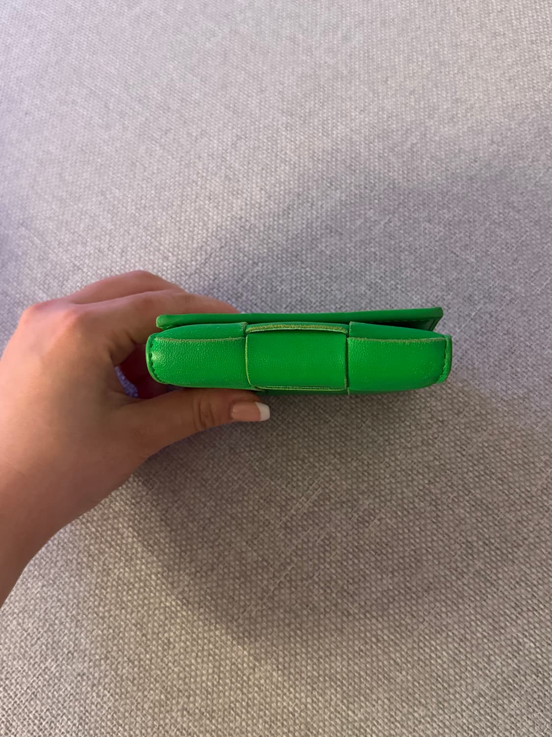 보테가 베네타 카세트백 트라이폴드 지퍼 지갑 패러킷 상품이미지3