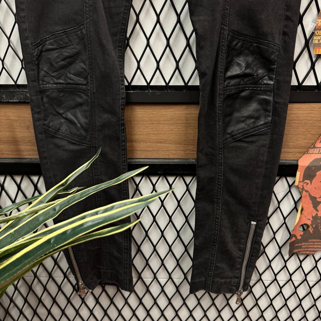 피에르 발망 아코디언 패널 데님 팬츠 지퍼 로고 포인트 블랙 상품이미지4