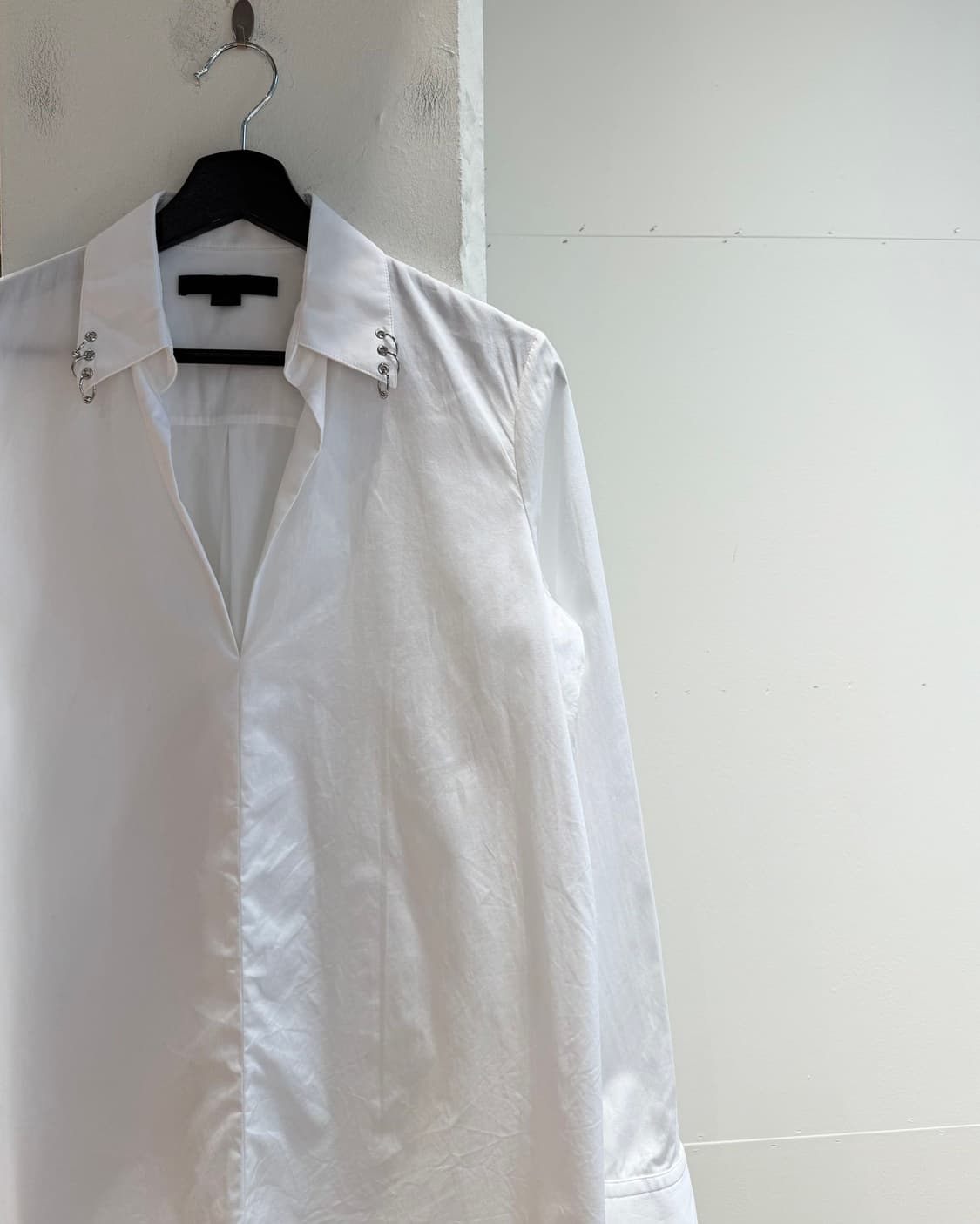 알렉산더 왕 화이트 피어싱 오픈 셔츠  상품이미지5