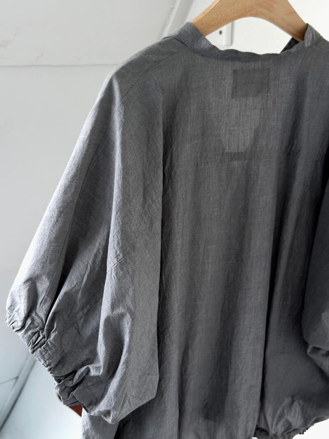 Shirried wide sleeve panel design shirt  상품이미지5