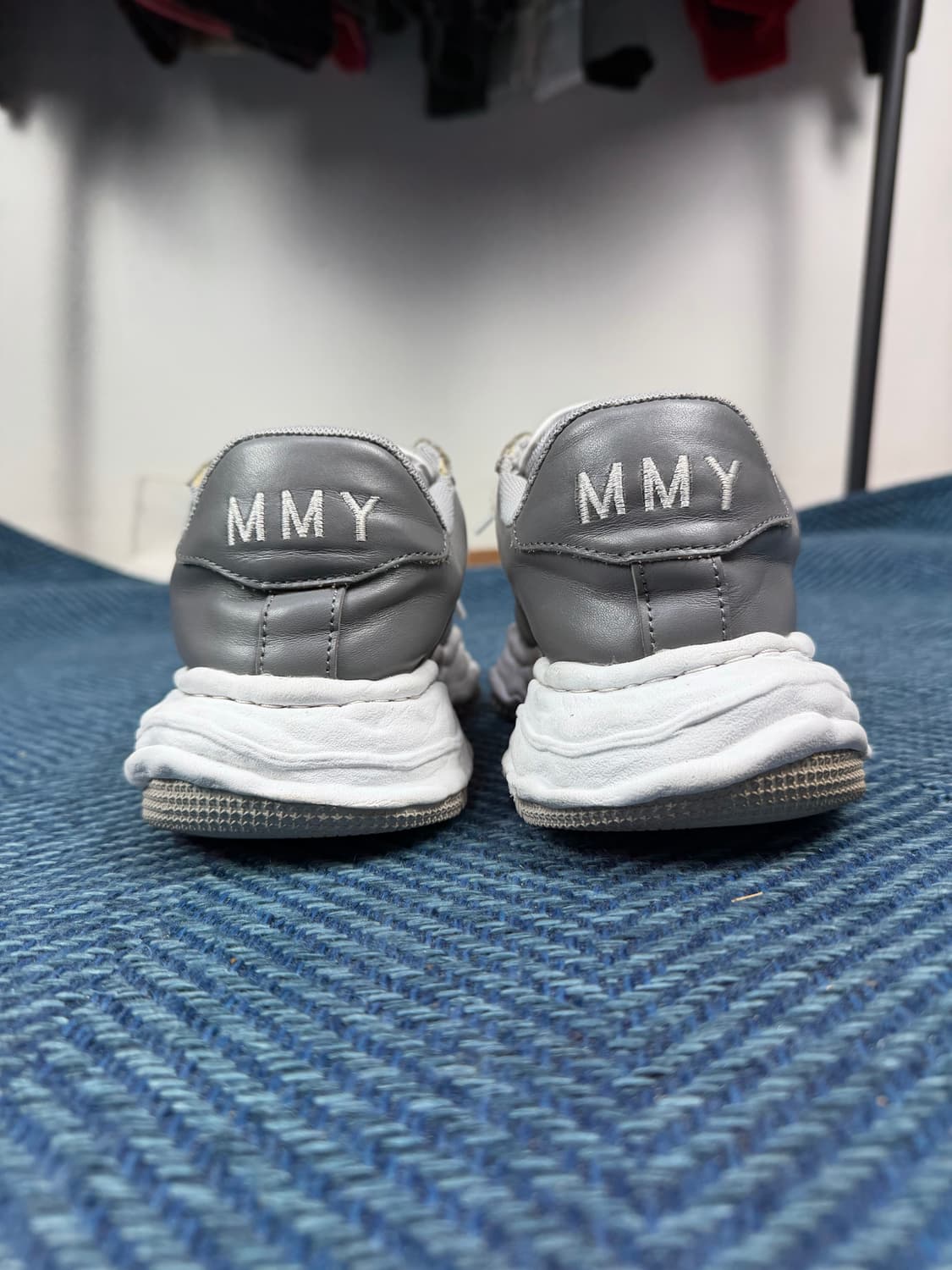 메종 미하라 야스히로 웨인 레더 로우탑 스니커즈 - 그레이/화이트 상품이미지4