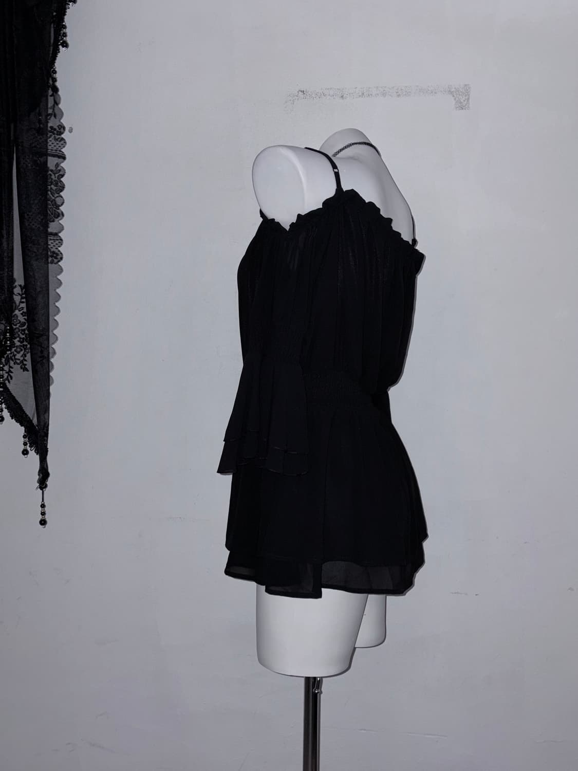 실루엣 💯) 오프숄더 플레어 소매 탑 블랙페미닌 데일리고딕  상품이미지4