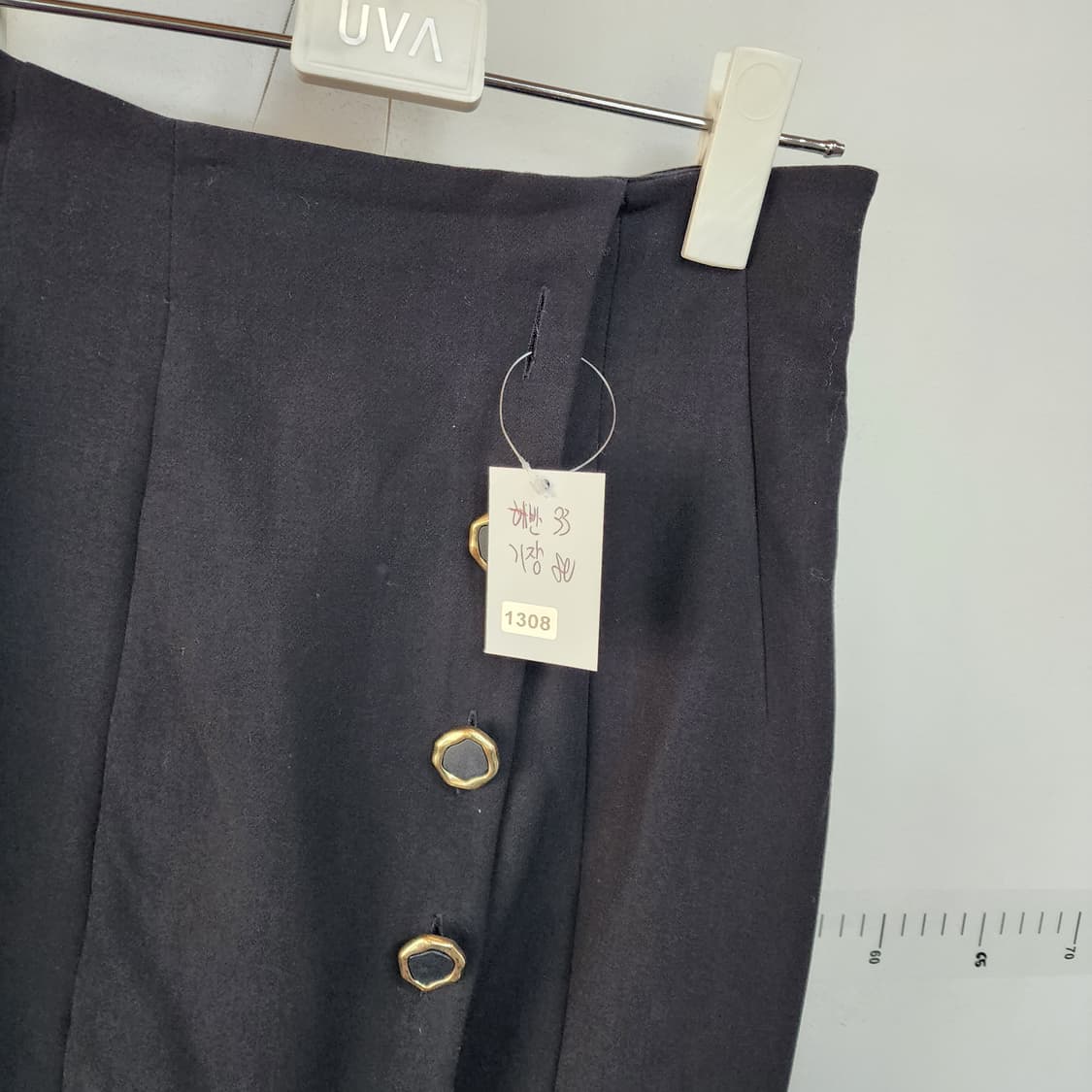 앤아더스토리 블랙 금장 버튼 슬릿 스커트 상품이미지6