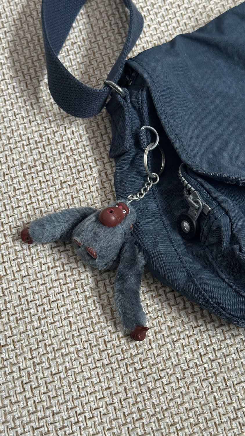 키플링 네이비 크로스백 상품이미지2