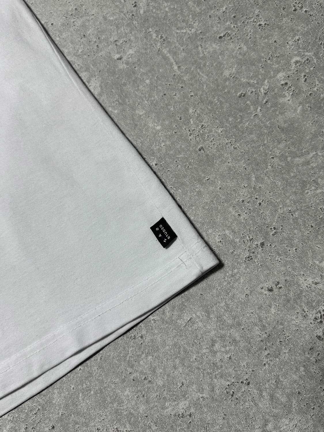 아이앱 스튜디오 빅로고 화이트 반팔티 상품이미지5