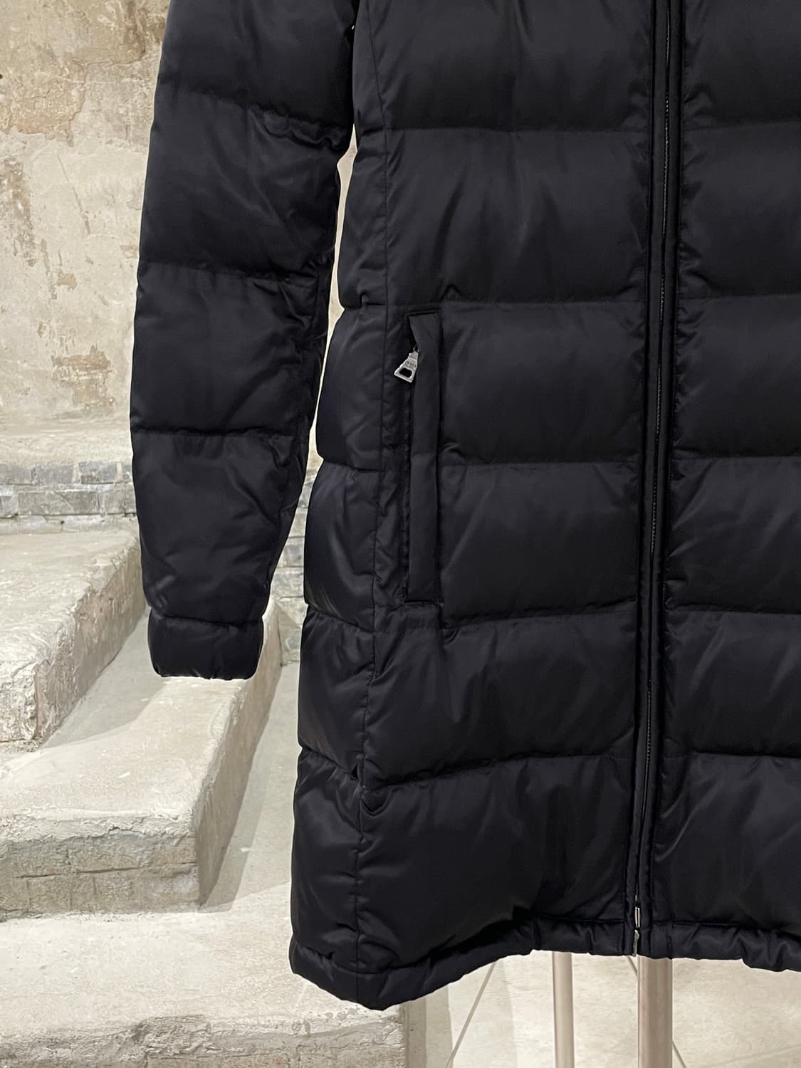 프라다 블랙 트라이앵글 로고 폭스 퍼 다운 후디 자켓 상품이미지4