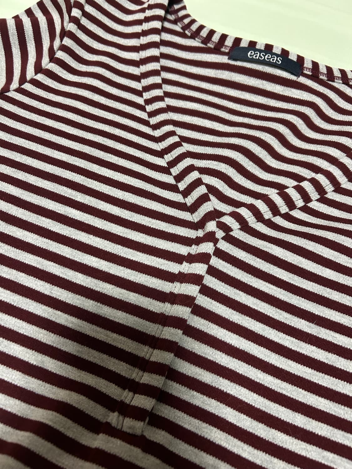 이즈이즈 딥브이넥 슬림핏 티셔츠 상품이미지2