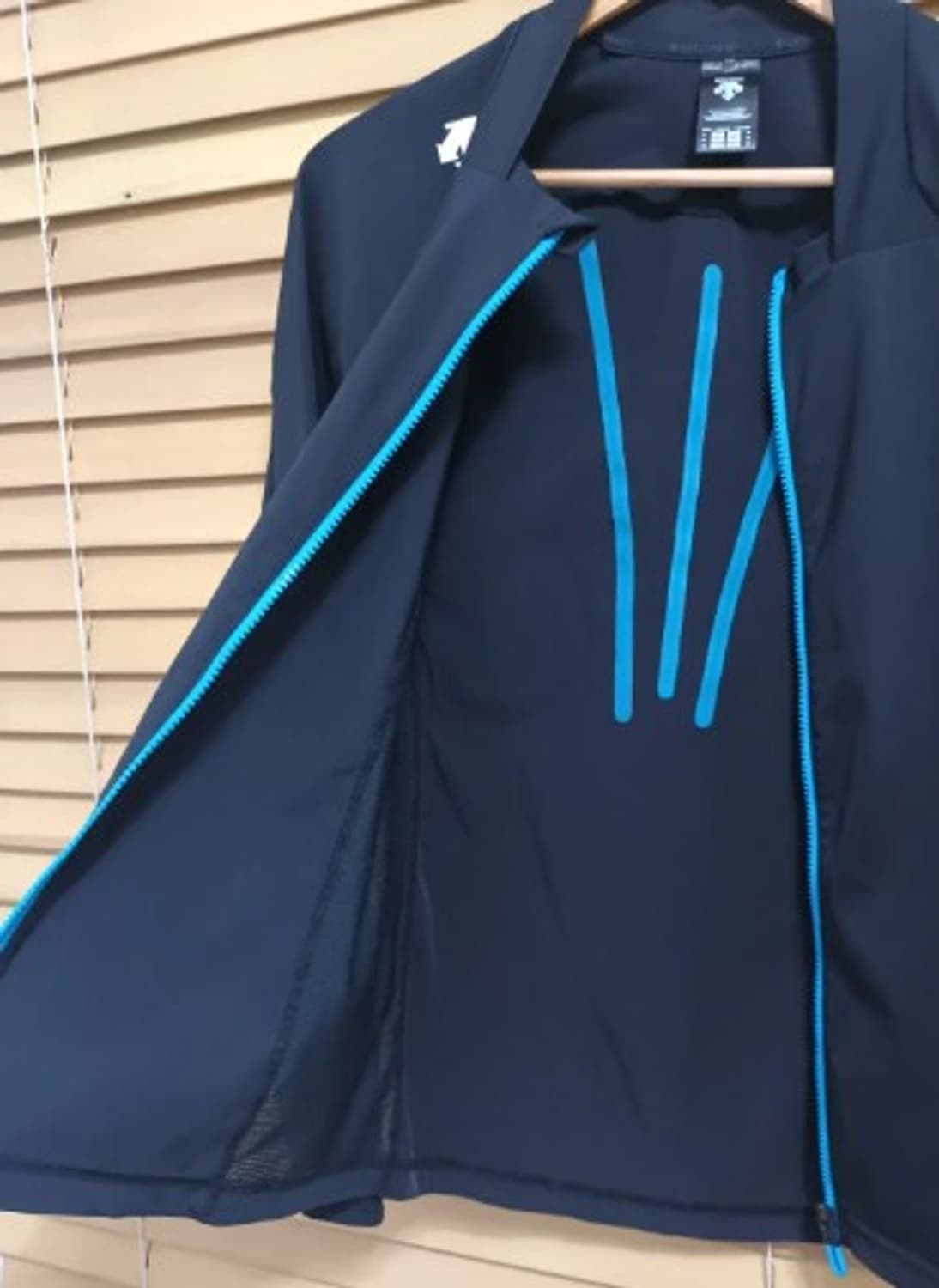 데상트 기능성 사이드매쉬 집업점퍼 105사이즈 상품이미지4