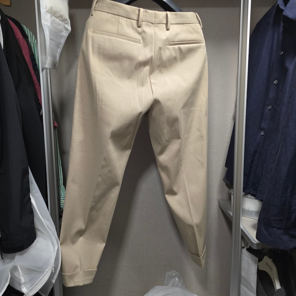 띠어리 테이퍼드 팬츠 베이지 / 32 상품이미지2