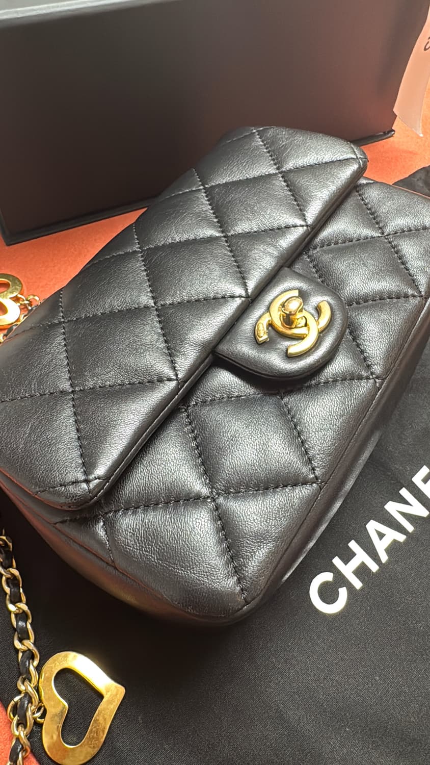 샤넬 클래식 하트참 미니 플랩백 블랭 상품이미지4