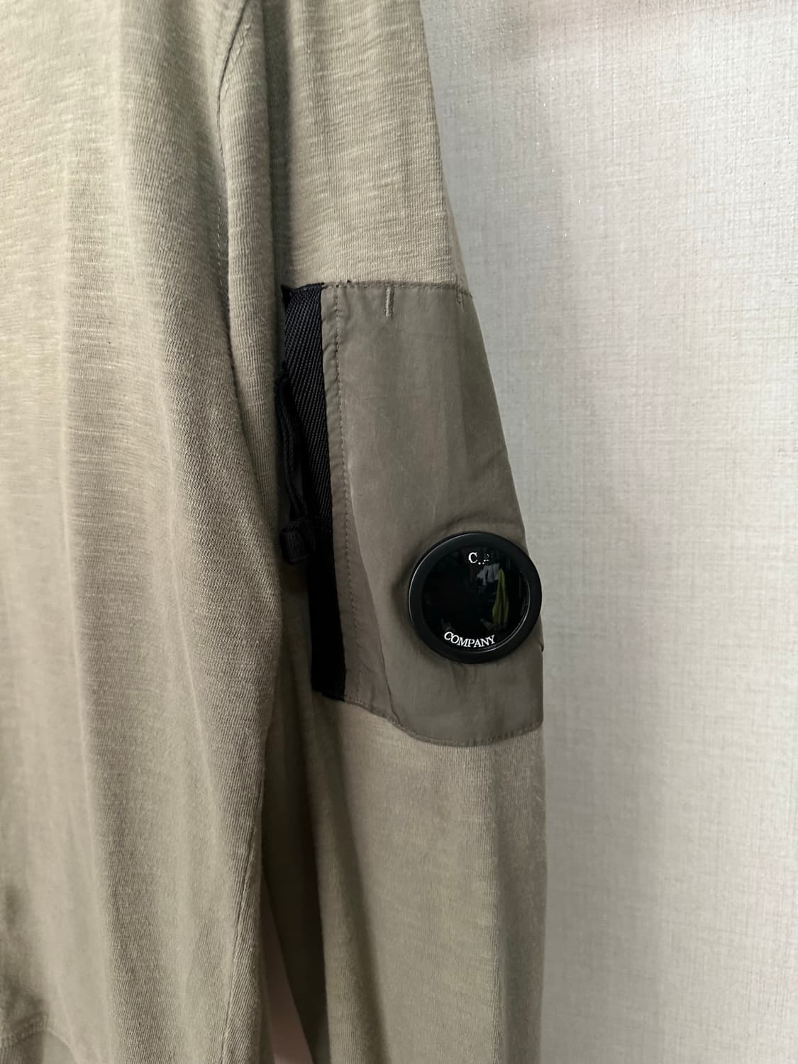 C.P. 컴퍼니 렌즈 와펜 맨투맨 카키 100 상품이미지3