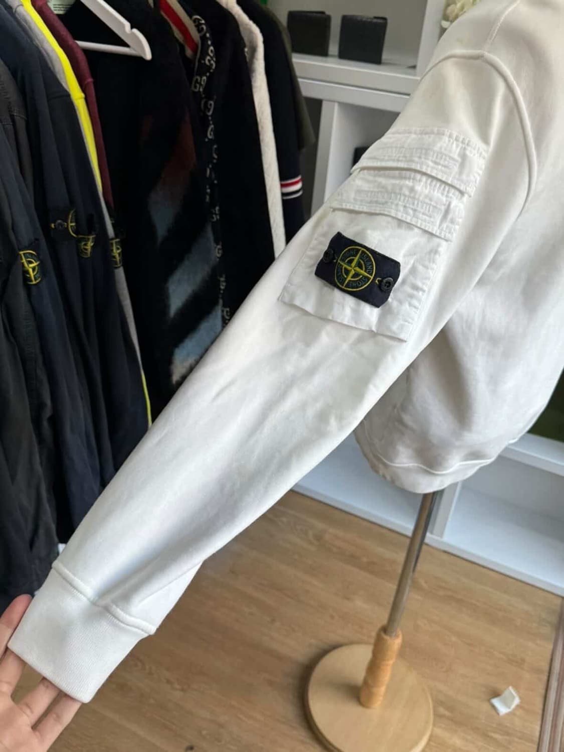 [ 23FW ] 스톤아일랜드 포켓 와펜 패치 맨투맨 상품이미지3