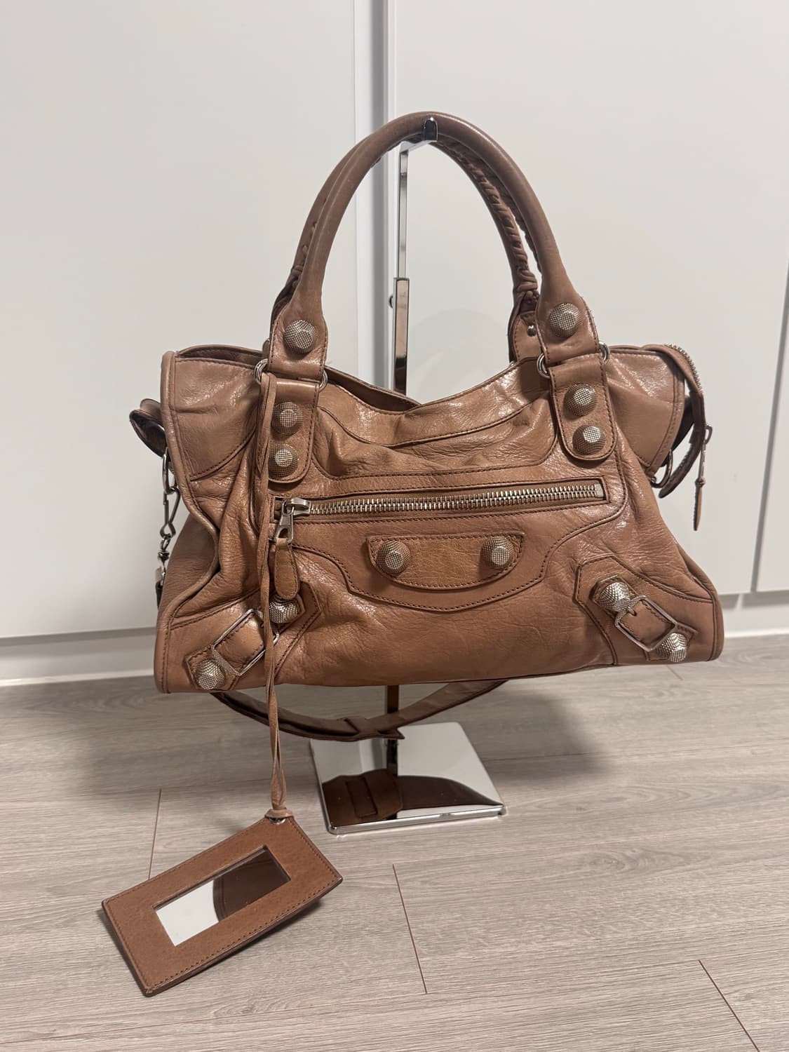 발렌시아가 자이언트 모터백 미디움 은장 베이지브라운 상태A- 상품이미지1