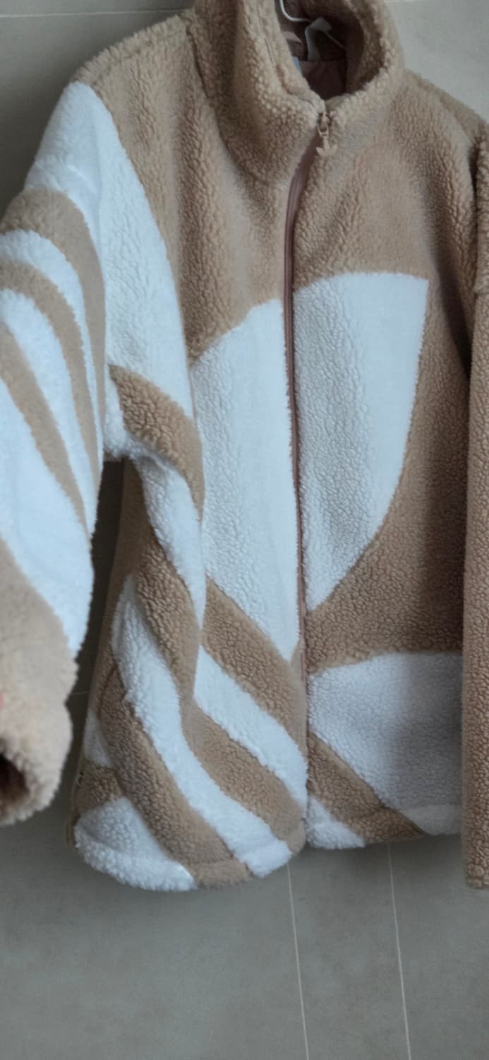 아디다스 후리스 뽀글이 트레포일 퍼 자켓 베이지
오버사이즈 택포 상품이미지4