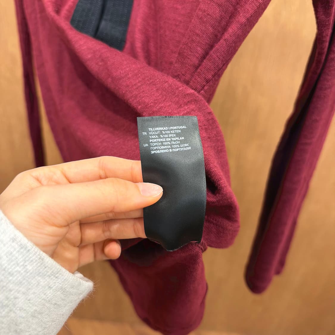 산드로 코튼 롱슬리브 티셔츠 브이넥 배색 라인 디테일 레귤러핏 버건디 상품이미지7