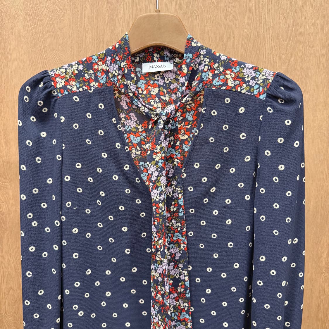 막스앤코 플라워 패턴 도트 믹스 블라우스 리본 타이 넥 디테일 네이비 상품이미지4