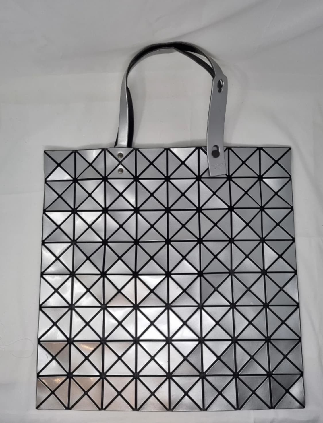 정품 바오바오 이세이미야케 루센트 실버 토트백 상품이미지5