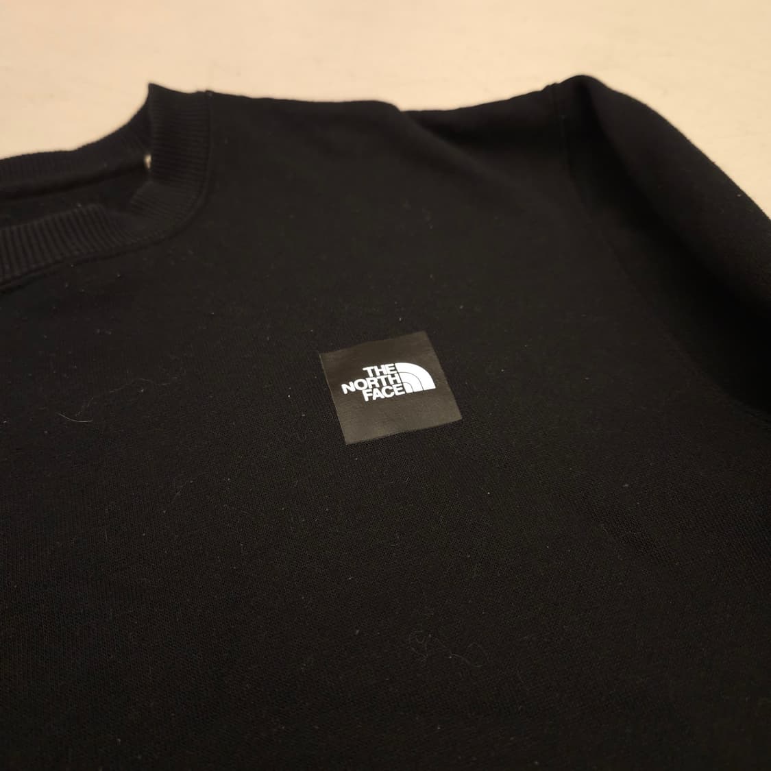 노스페이스 스몰로고 블랙 맨투맨 상품이미지2
