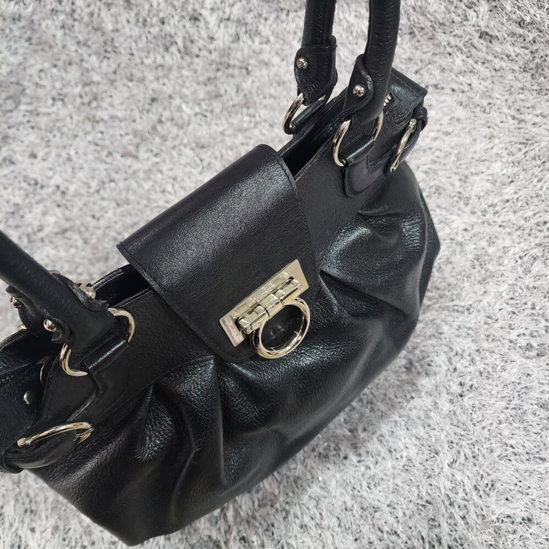 페라가모 은장 간치니로고 숄더백 상품이미지7