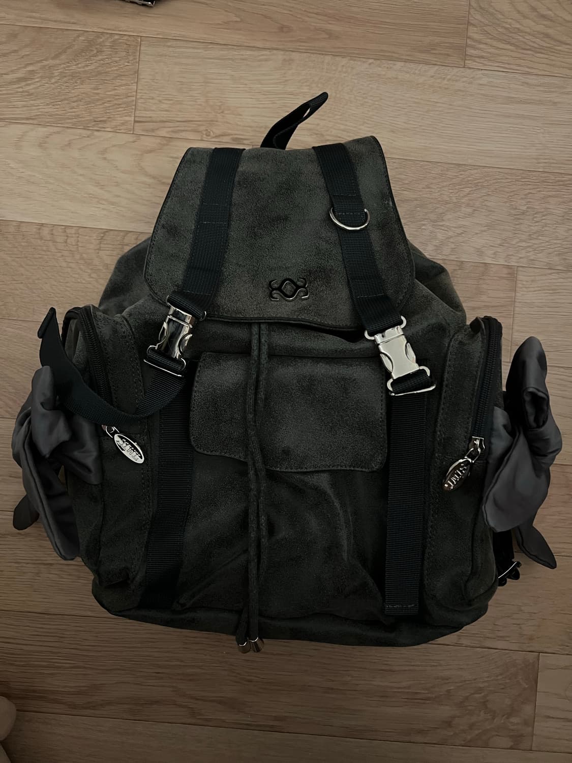 시월107 siweol107 누벅 보우 백팩 차콜 상품이미지2