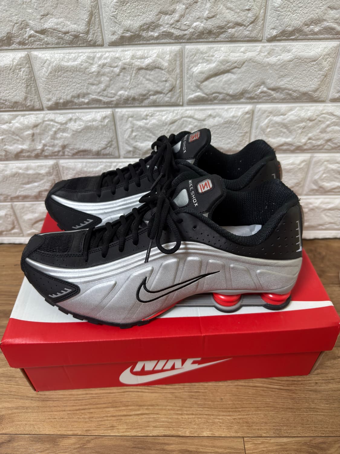 나이키 샥스 R4 메탈릭 실버 레드 상품이미지4
