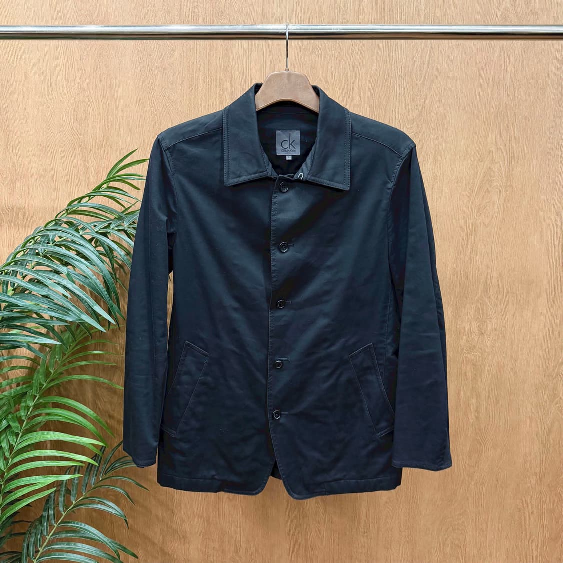 캘빈클라인 미니멀 베이직 카라 자켓 싱글 버튼 사선 포켓 디테일 블랙 상품이미지1