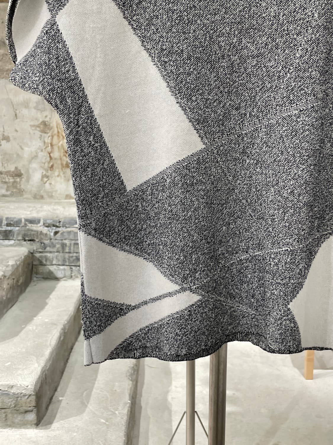 헬무트랭 그레이 스티플링 텍스쳐 크루넥 하프 니트 상품이미지4