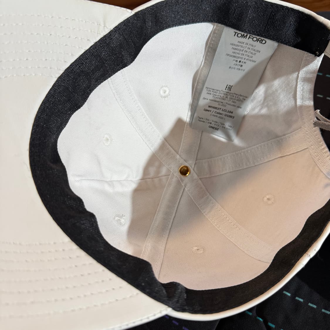 톰포드 23 S/S 금장 TF 로고 레더 볼캡 판매 합니다. 상품이미지6
