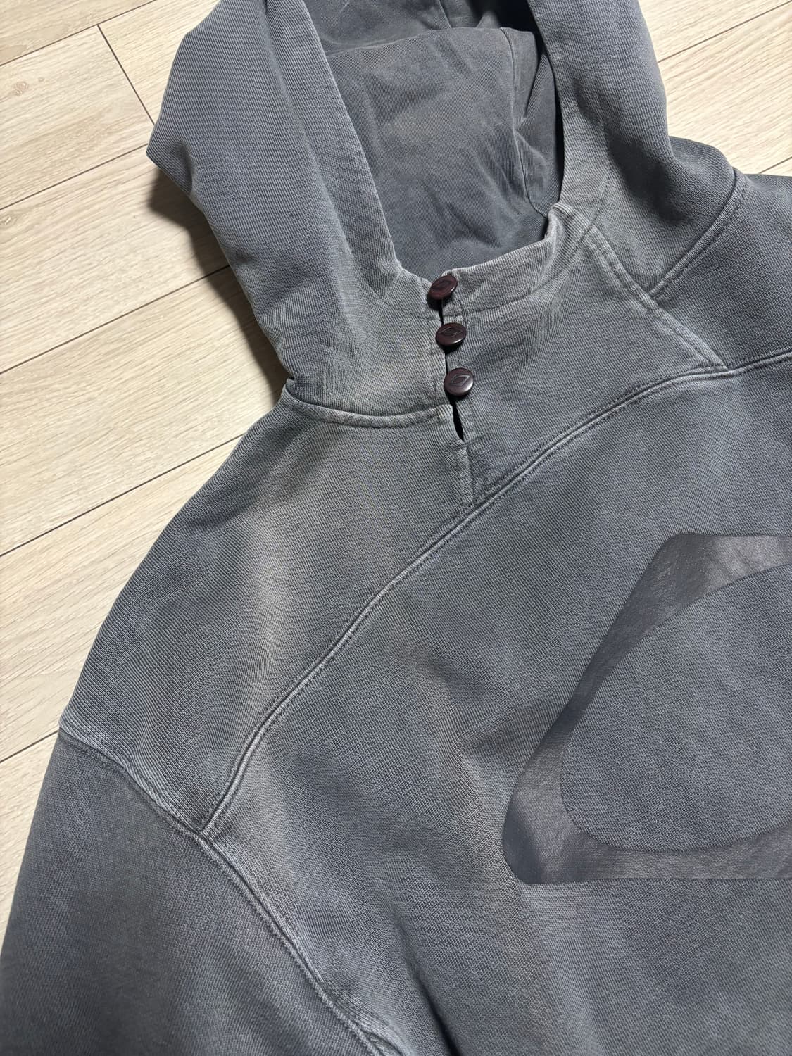 (L) 미스치프 롬버스 사이드 버튼 업 후드 워시드 차콜 상품이미지4