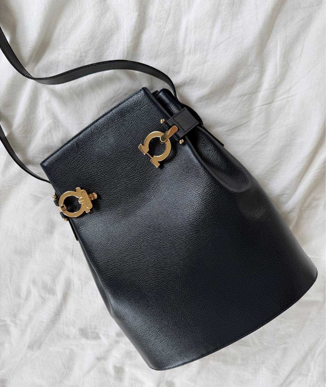 [Ferragamo] Leather bucket shoulder bag 상품이미지6