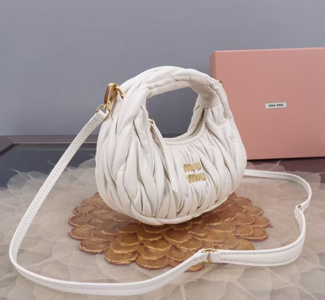 미우 미우 완더 마테라쎄 나파 가죽 호보 미니백 화이트 상품이미지2