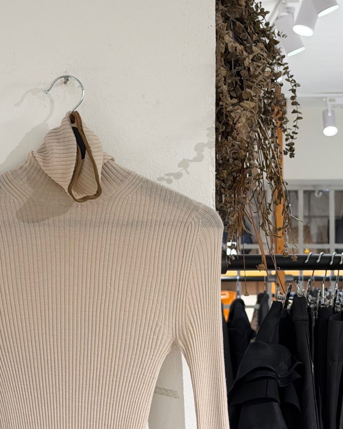 아크네 스튜디오 베이지 립 니트 터틀넥 탑 상품이미지3