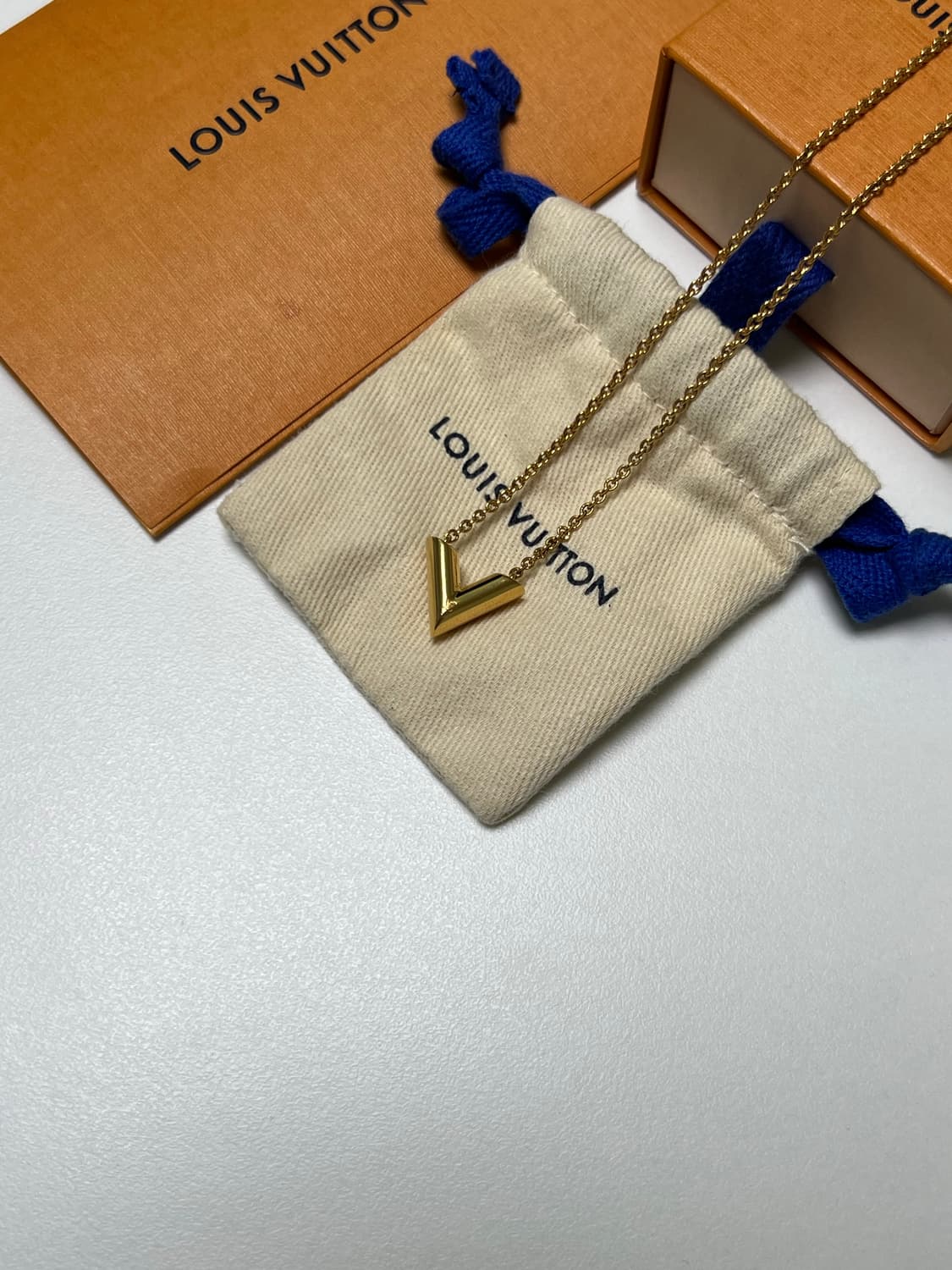 [정품] 루이비통 에센셜 V 골드 목걸이 상품이미지3