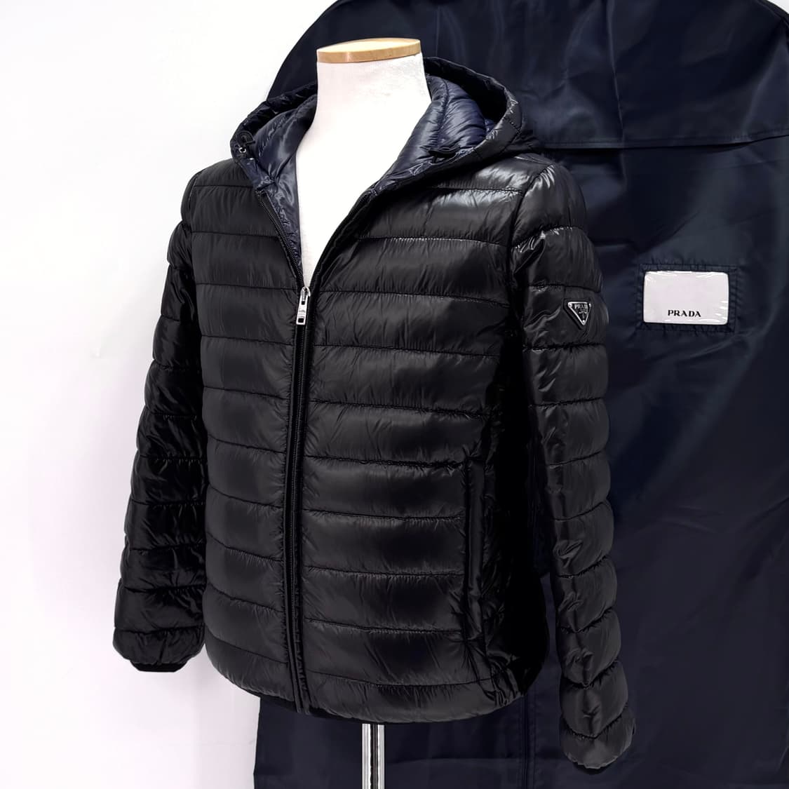 [40사이즈] 프라다 삼각로고 후드 경량패딩 블랙 (292009) 상품이미지2