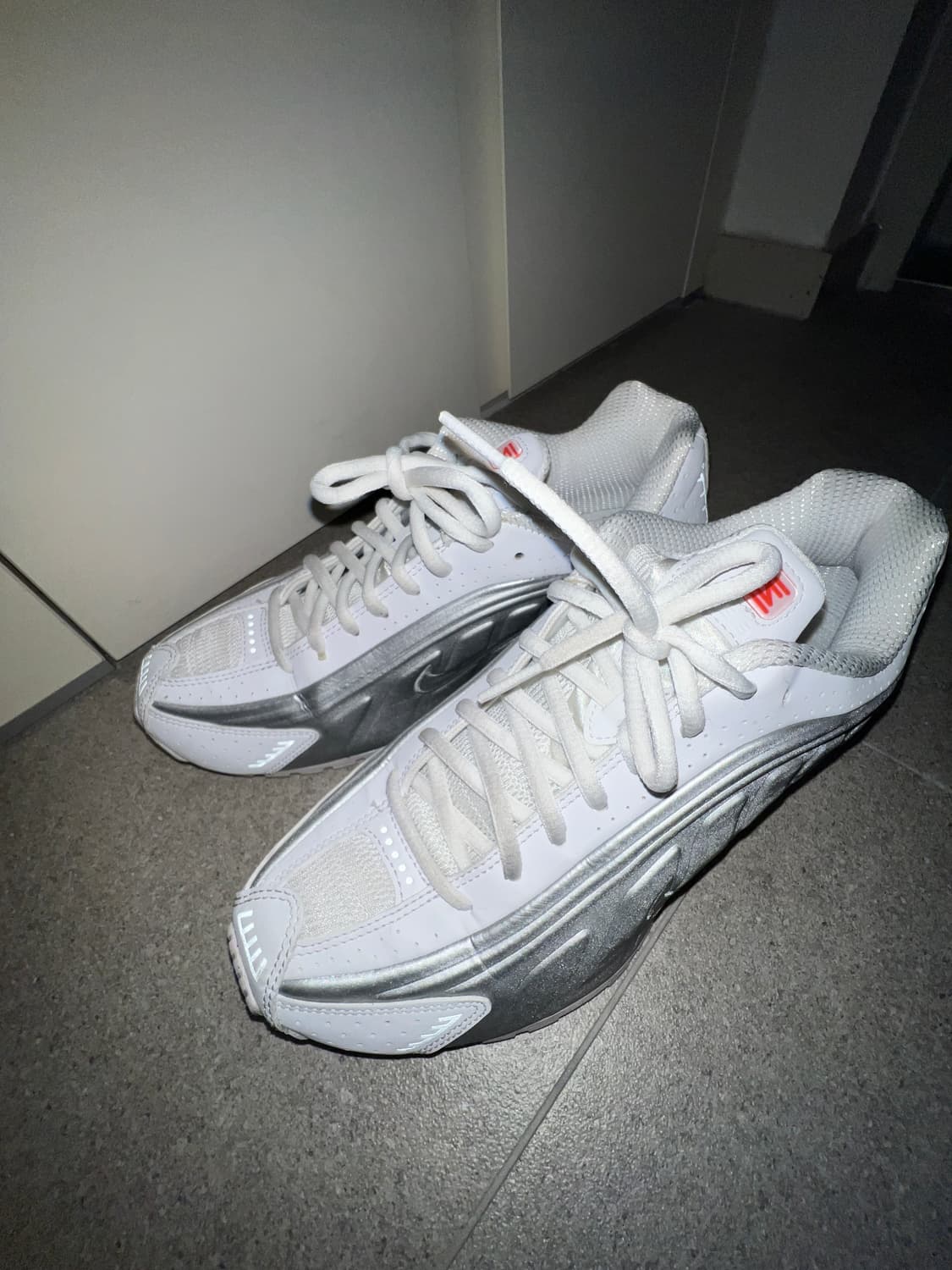 나이키 샥스 화이트 메탈릭 실버 상품이미지3