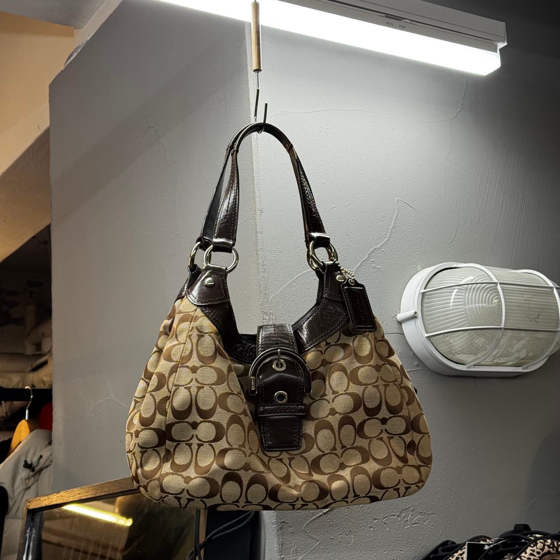 코치 모노그램 숄더백 호버백 베이지 y2k 상품이미지1