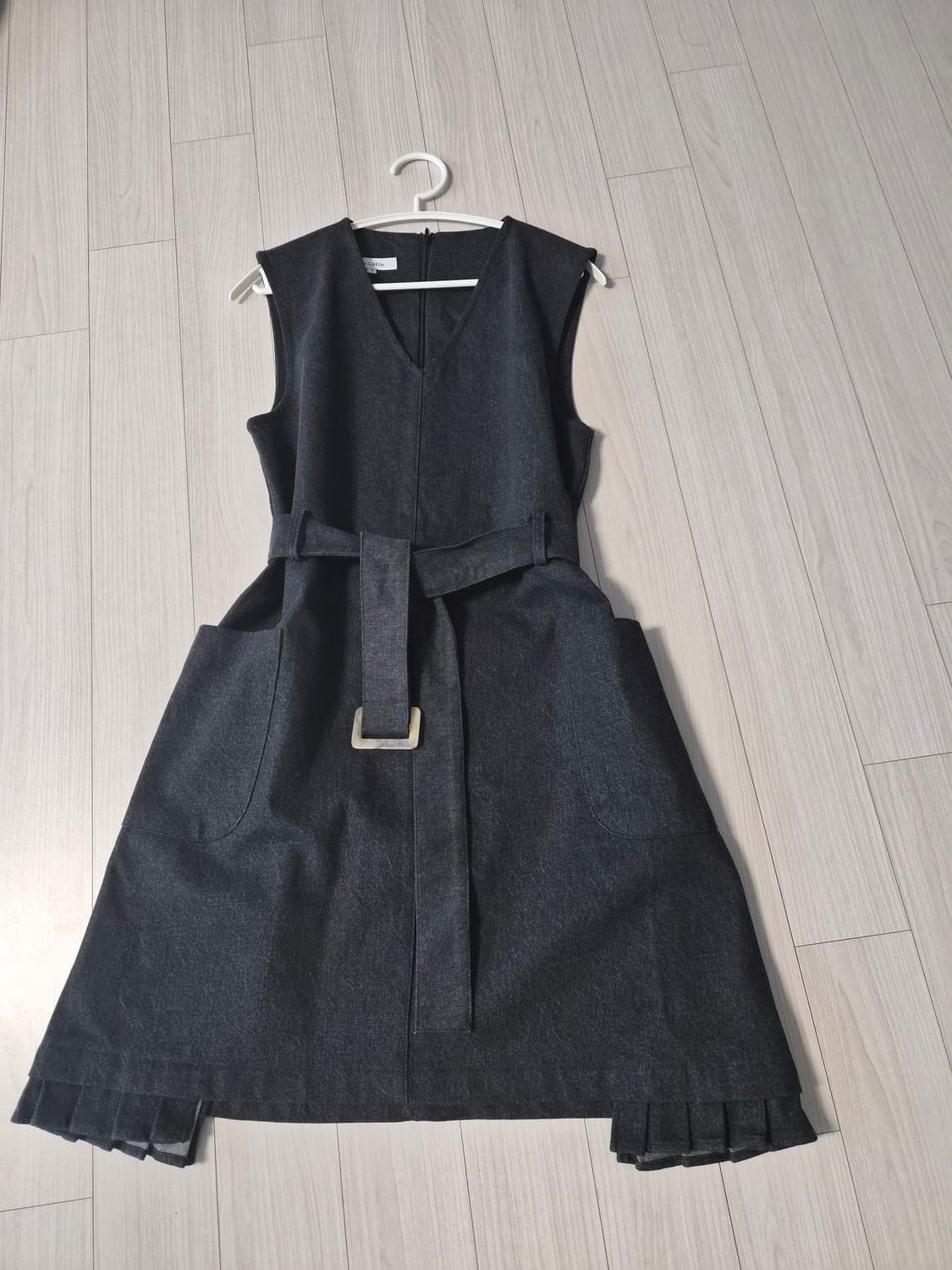 차콜 브이넥 데님벨트 원피스 - 밑단 플리츠 포인트 상품이미지2