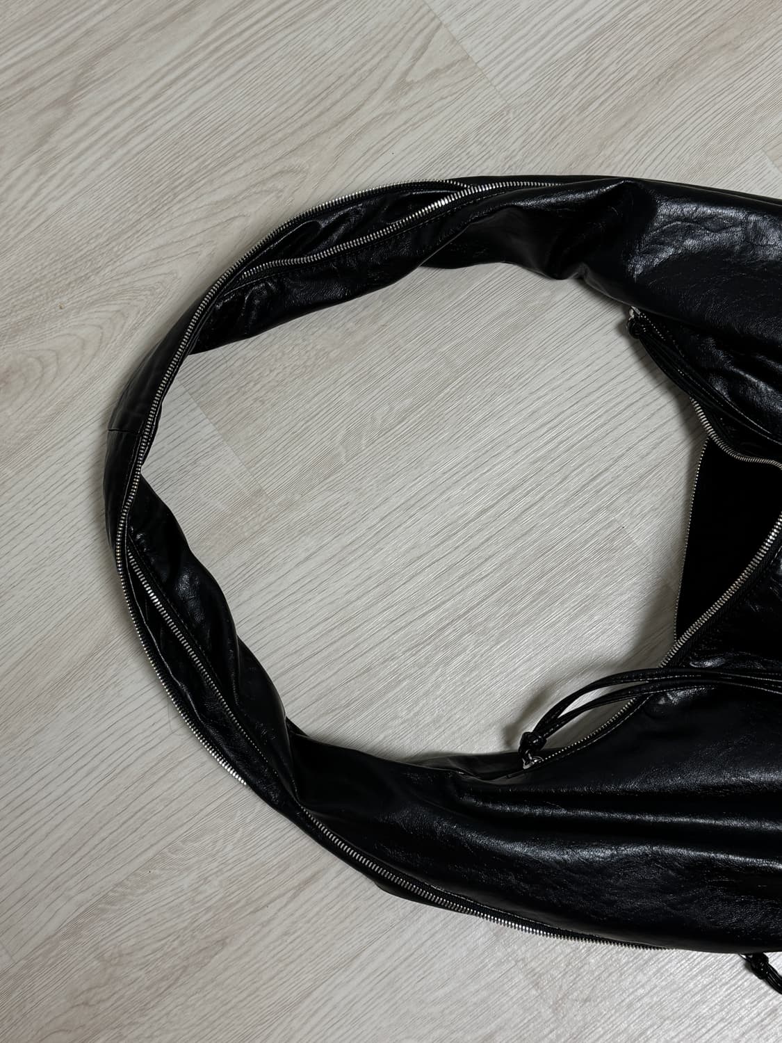 트리밍버드 지퍼 피니싱 레더 호보백 블랙 상품이미지8