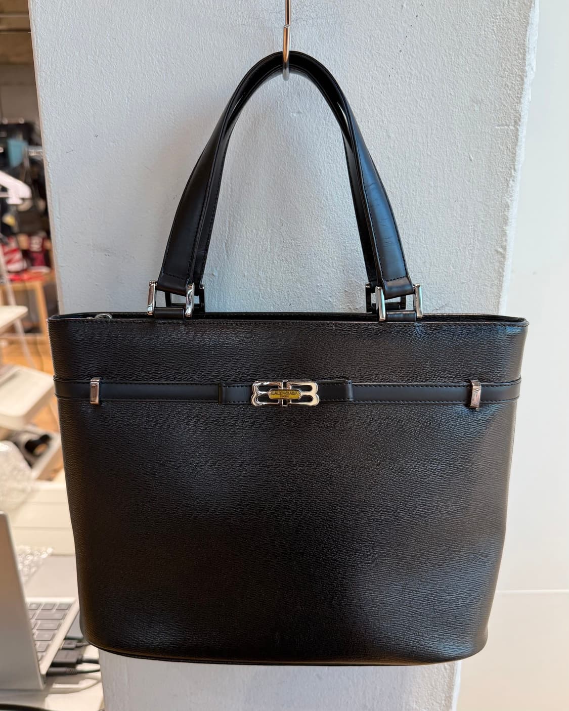 발렌시아가 블랙 BB 로고 레더 토트백 상품이미지2